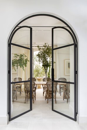 32-inch flat-screen TV with satellite channels, TV - Hotel Bodega Tío Pepe (Jerez de la Frontera)