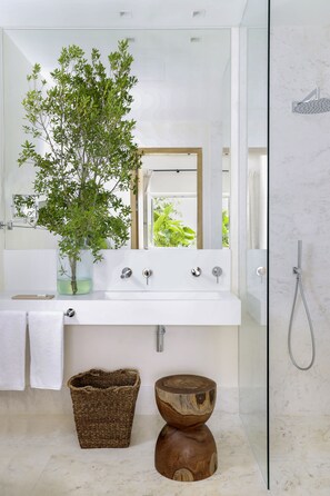 Junior suite | Badkamer | Een douche, gratis toiletartikelen, een haardroger, badjassen