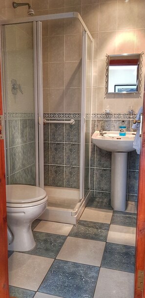 Maison, 2 chambres | Salle de bain | Douche, serviettes fournies