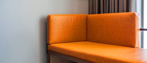 Un rincón amoblado con una mesa de madera y un banco acolchado.