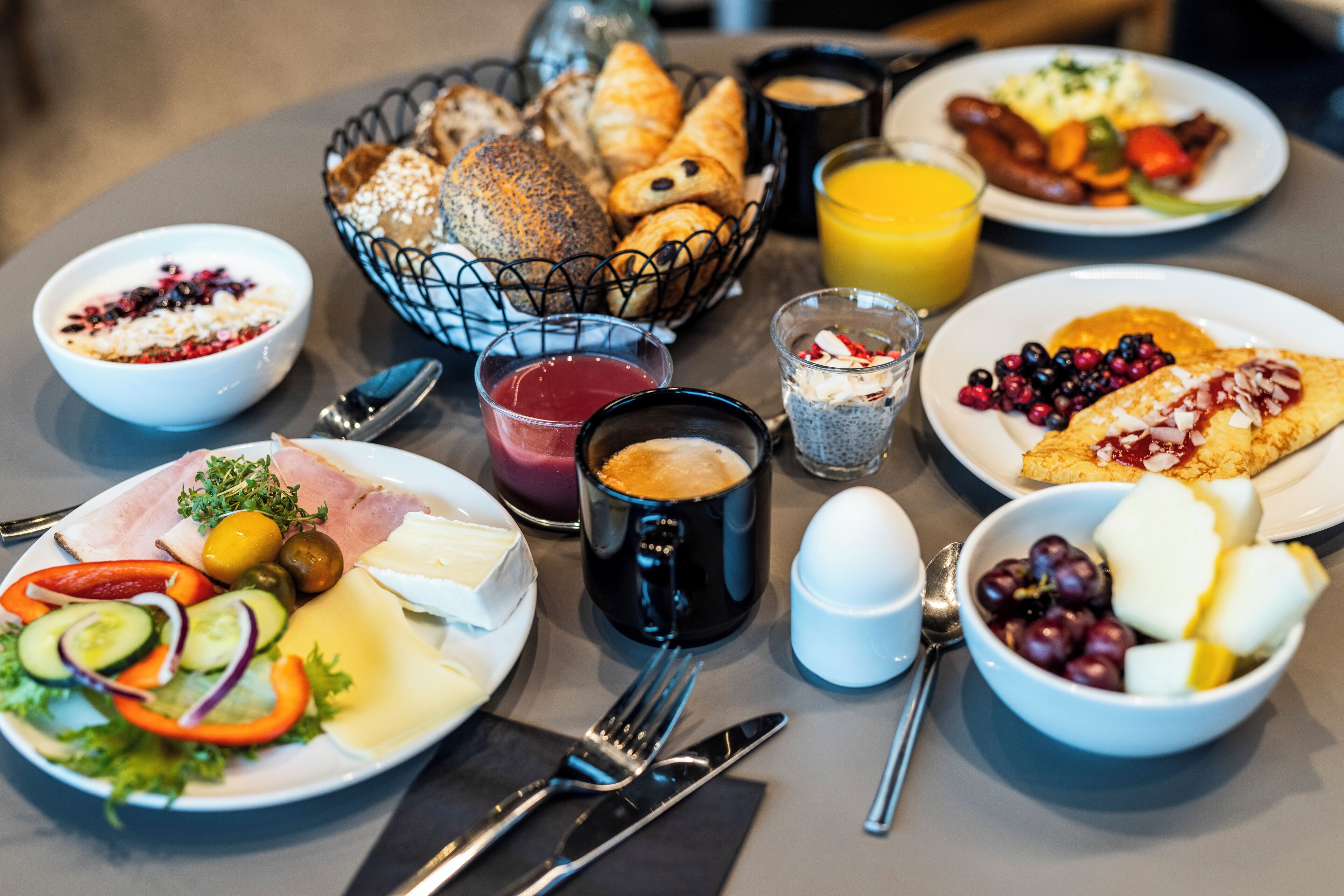 Een ontbijtbuffet met diverse gerechten, zoals croissants, eieren en vers fruit.