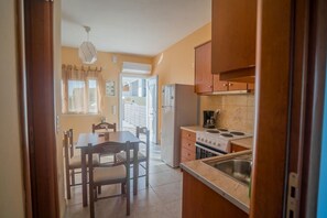 Fridge, oven, coffee/tea maker, electric kettle