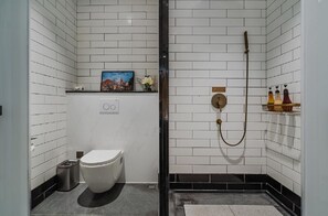 Kostenlose Toilettenartikel, Haartrockner, Bademäntel, Hausschuhe