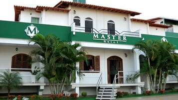 Vista frontal de la propiedad