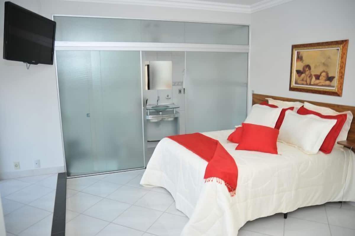Een minibar, een bureau, gratis wifi, beddengoed