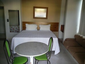 Minibar, meja kerja, Wi-Fi gratis, dan seprai linen