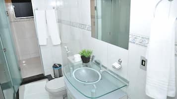 Regadera, secadora de cabello, toallas