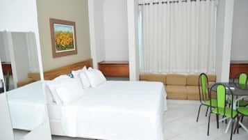 Minibar, escritorio, wifi gratis y ropa de cama