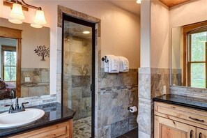 Appartement (1 Bedroom) | Salle de bain | Shampooing