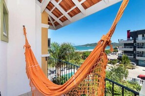 Suite Dupla com Varanda | Minibar, caja fuerte, decoración individual y mobiliario individual