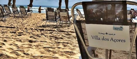 Plage, sable blanc, parasols
