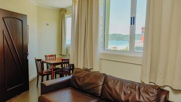 Superior Penthouse | Living area | 32-inch flat-screen TV with cable channels, TV