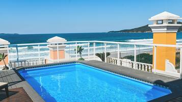 Piscina all'aperto, ombrelloni da piscina, lettini