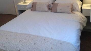 Tabla de planchar con plancha, wifi gratis y ropa de cama