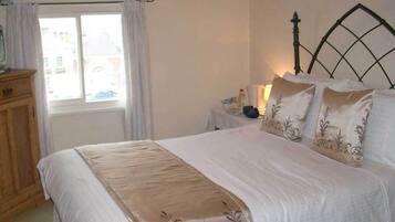 Tabla de planchar con plancha, wifi gratis y ropa de cama