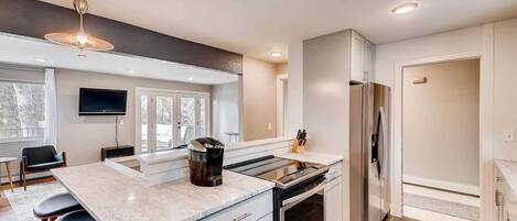 Huis (4 Bedrooms) | Privékeuken | Een koelkast, een oven, een kookplaat, een vaatwasser