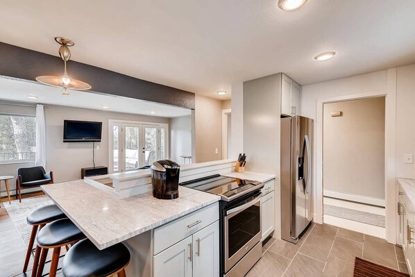 House (4 Bedrooms) | Private kitchen | Fridge, oven, stovetop, dishwasher - Discovery Park House (Wheat Ridge)