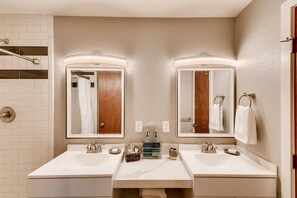 ハウス (4 Bedrooms) | バスルーム | 浴槽、石鹸、シャンプー