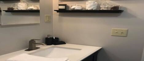 Duschwanne, Haartrockner, Handtücher, Seife