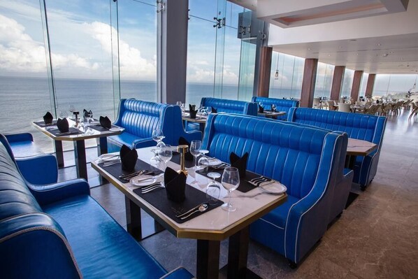 Breakfast, lunch, dinner served; Chinese cuisine, pool views