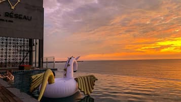 Piscina con borde infinito