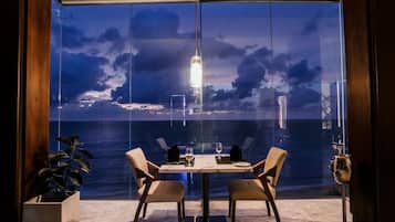 Se sirven desayunos, almuerzos y cocina china (con vistas a la piscina)