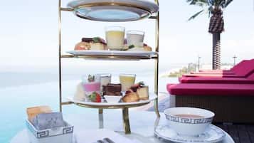 Se sirven desayunos, almuerzos y cocina china (con vistas a la piscina)