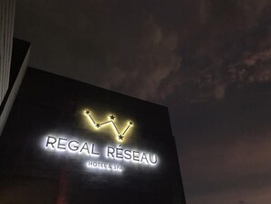 A hotel sign with the name "Regal Réseau" and the words "HOTEL & SPA" below it. - Regal Réseau Hotel & Spa (Negombo)