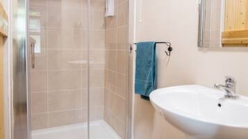 Dusche, kostenlose Toilettenartikel, Haartrockner, Handtücher