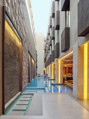 Een binnenzwembad, open van 07.00 uur tot 20.00 uur, en ligstoelen