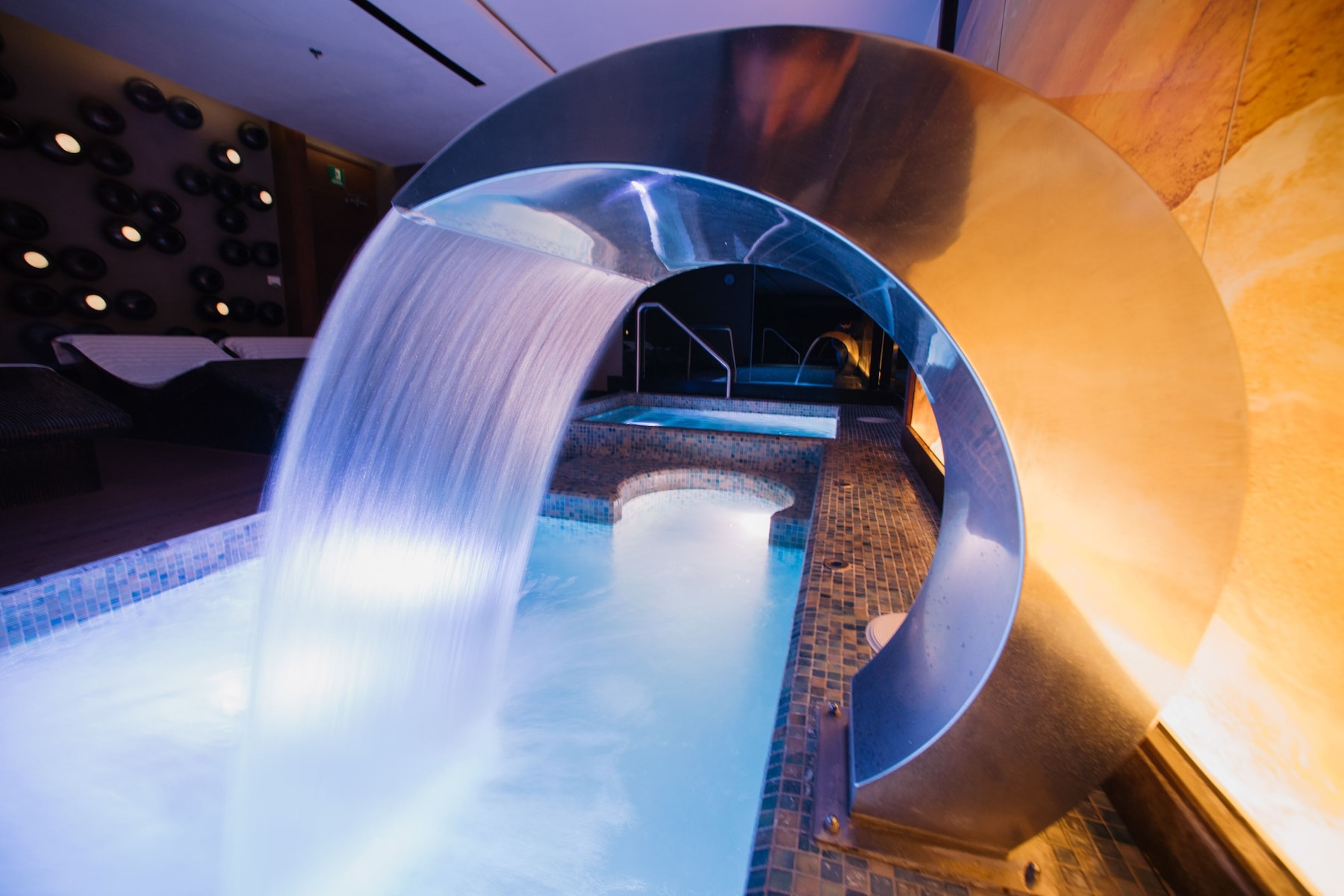 Indoor spa tub