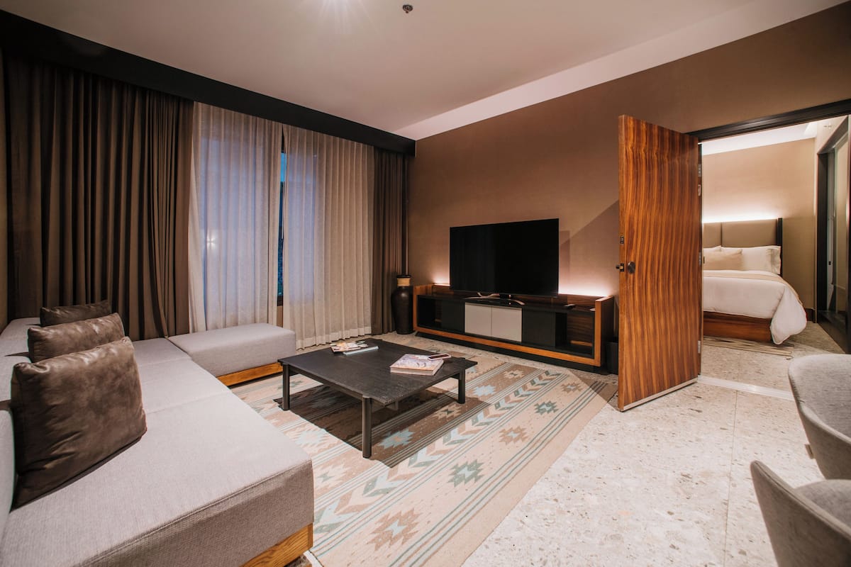 Suite, 1 King Bed (Master) | Premium bedding, down comforters, pillowtop beds, minibar
