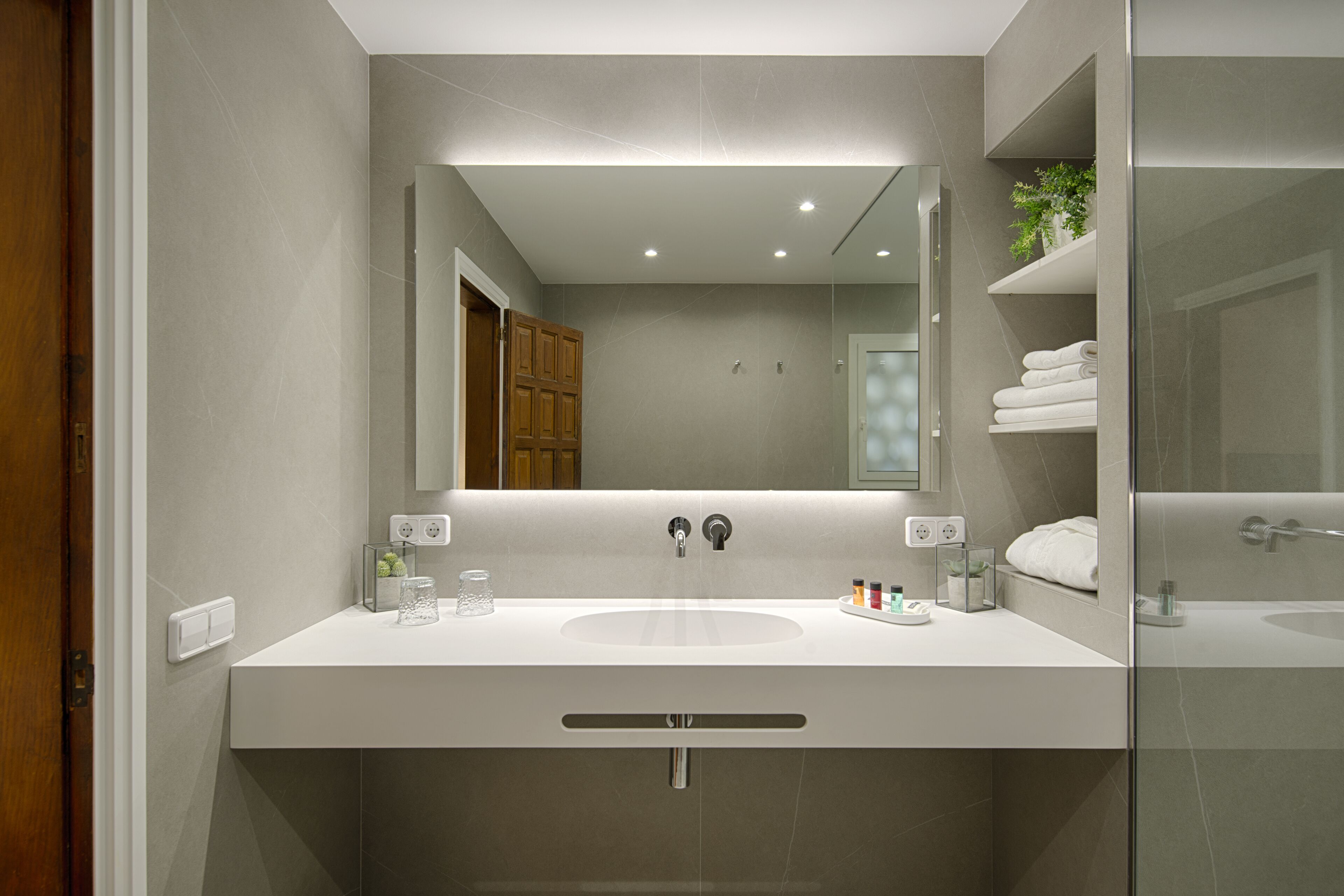 deluxe double room, private bathroom, pool view | bathroom