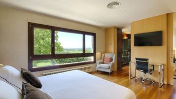 Deluxe suite, en-suite badkamer, uitzicht op zwembad