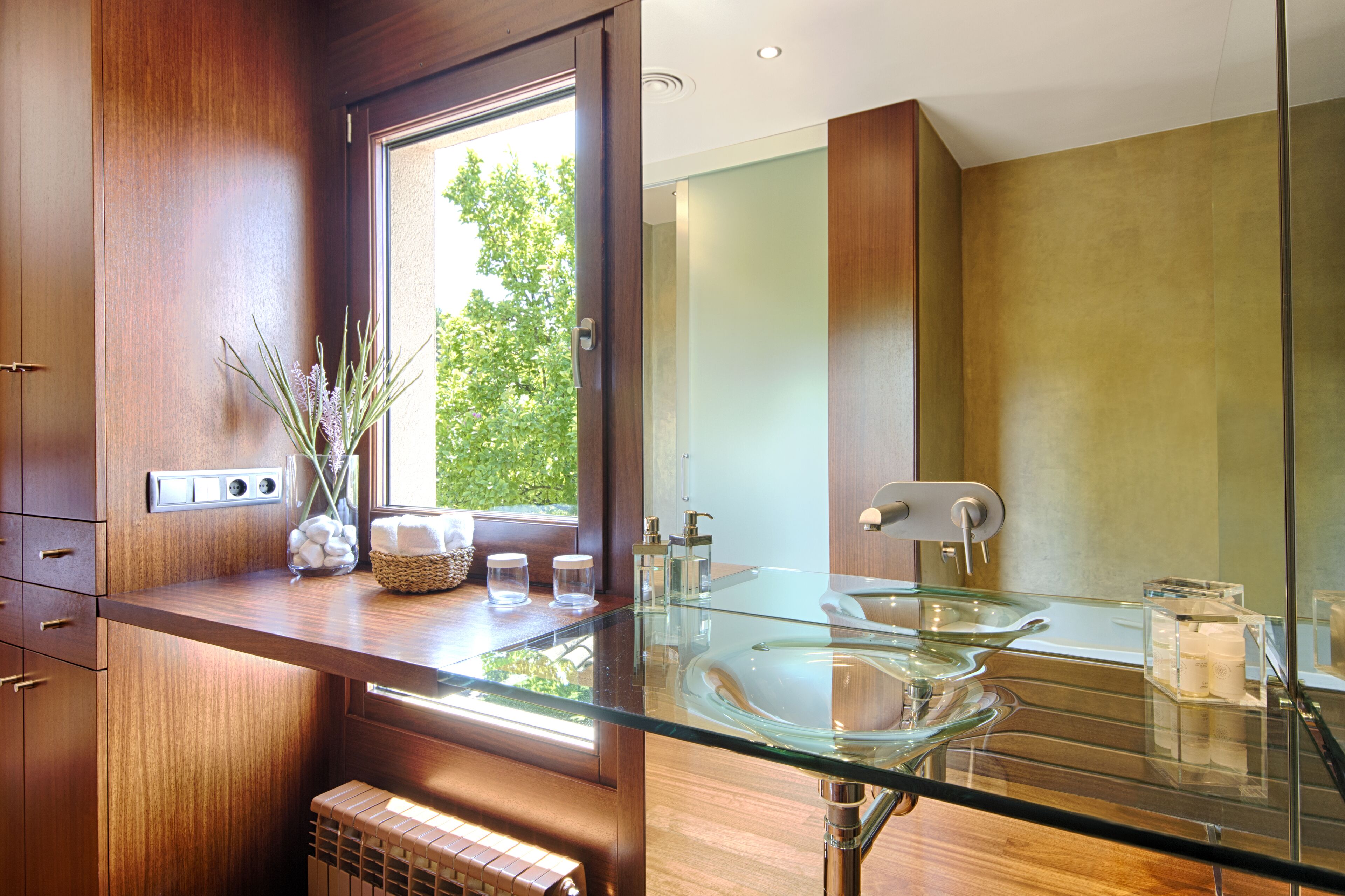 deluxe suite, ensuite, pool view | bathroom