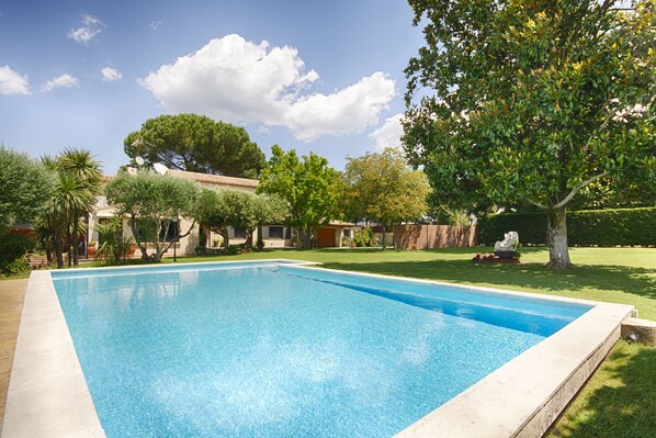 Piscina all'aperto, lettini