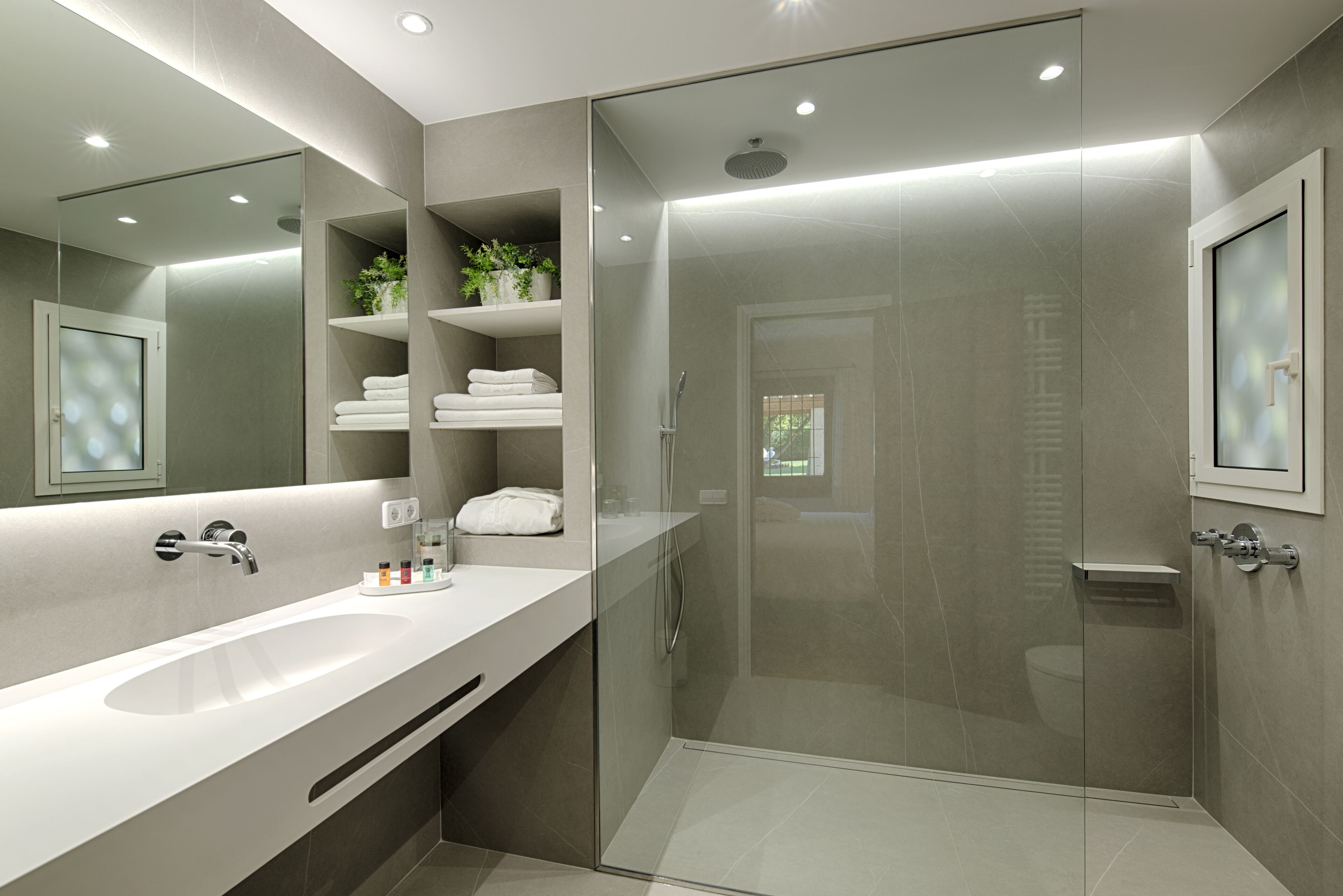 deluxe double room, private bathroom, pool view | bathroom