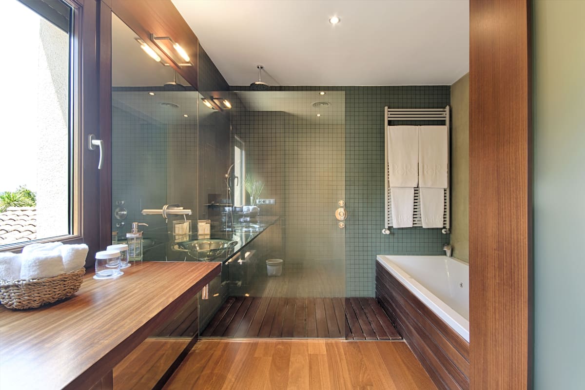 deluxe suite, ensuite, pool view | bathroom