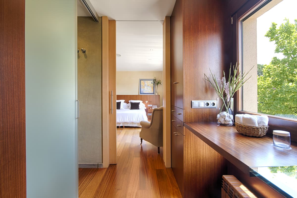 deluxe suite, ensuite, pool view | bathroom