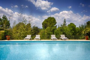 Piscina all'aperto, lettini