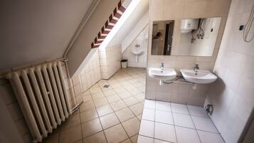 Een douche, handdoeken