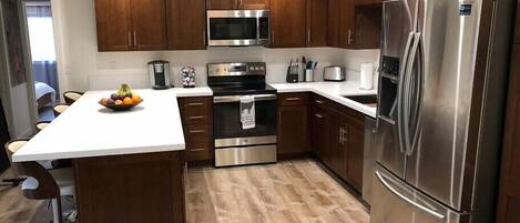 Kühlschrank, Mikrowelle, Ofen, Herdplatte