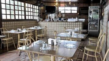 Café da manhã com buffet grátis todos os dias