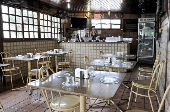 Café da manhã com buffet grátis todos os dias