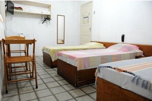 Minibar, escritorio, wifi gratis y ropa de cama
