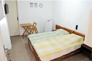 Frigobar, escrivaninha, Wi-Fi de cortesia, roupa de cama