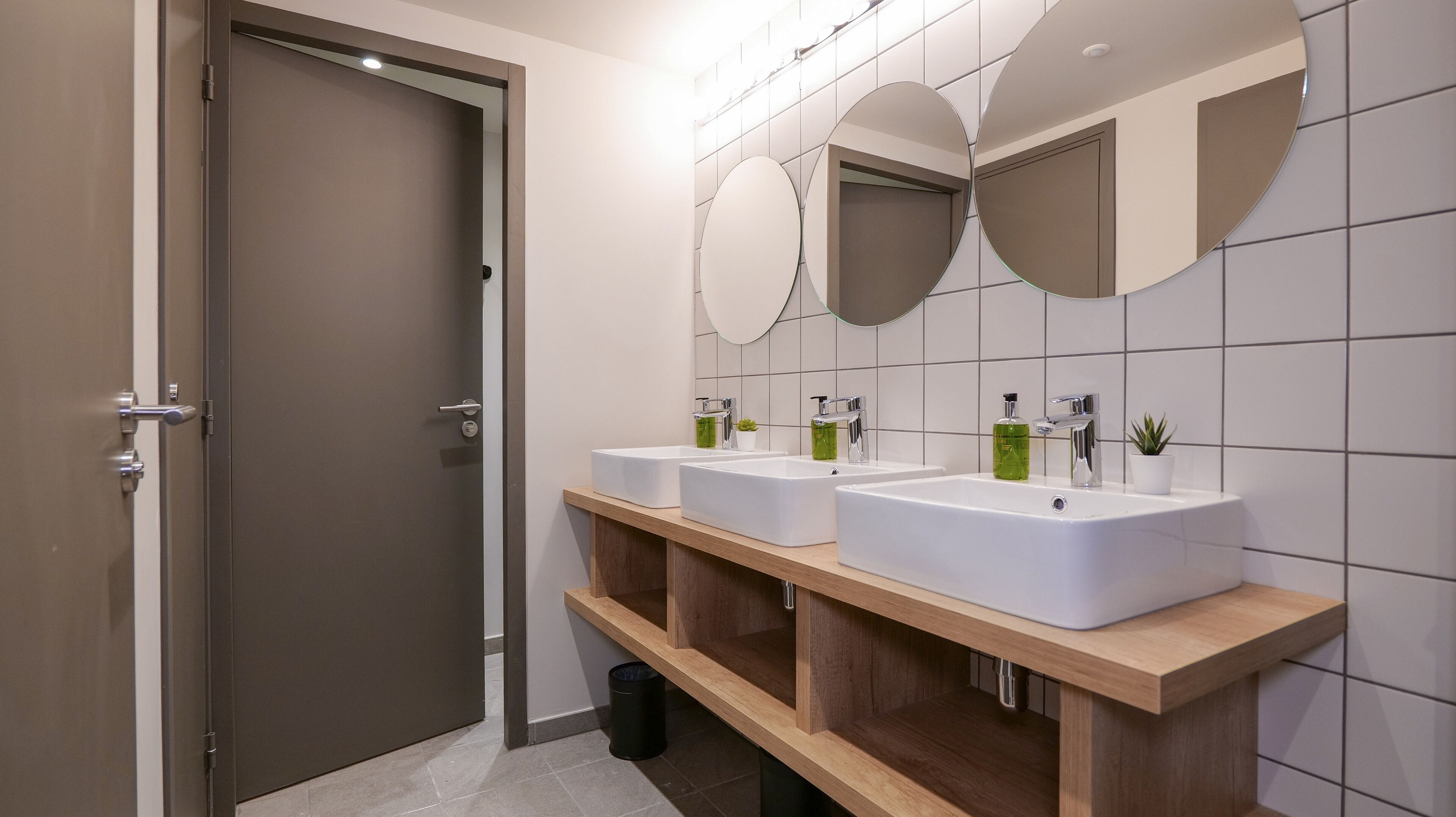 chambre économique, 3 chambres, balcon, vue montagne | bathroom | shower, free toiletries, hair dryer, towels