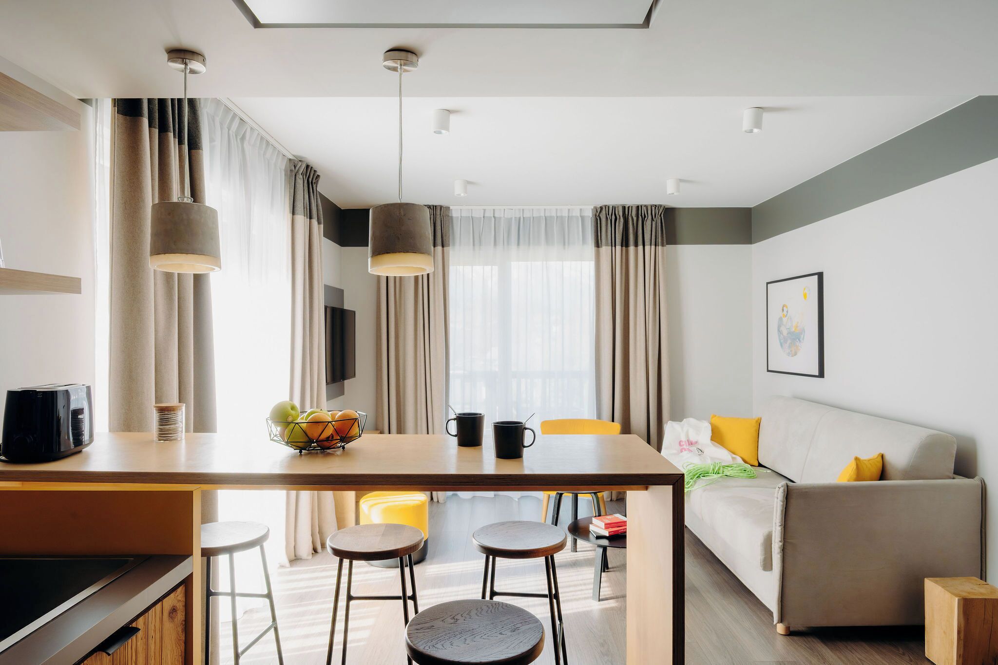Una cocina moderna con comedor, sofá y televisor.