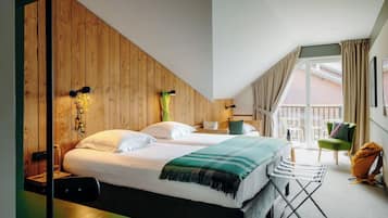 Habitación triple superior (Vue Mont Blanc) | Caja de seguridad en la habitación y decoración personalizada