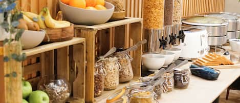 Petit déjeuner buffet (17 EUR par personne)